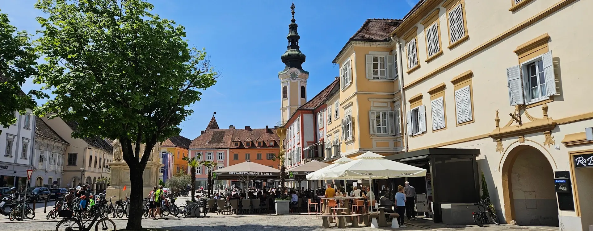 Hauptplatz Bad Radkersburg mit seinen Cafe-Häusern im Frühing